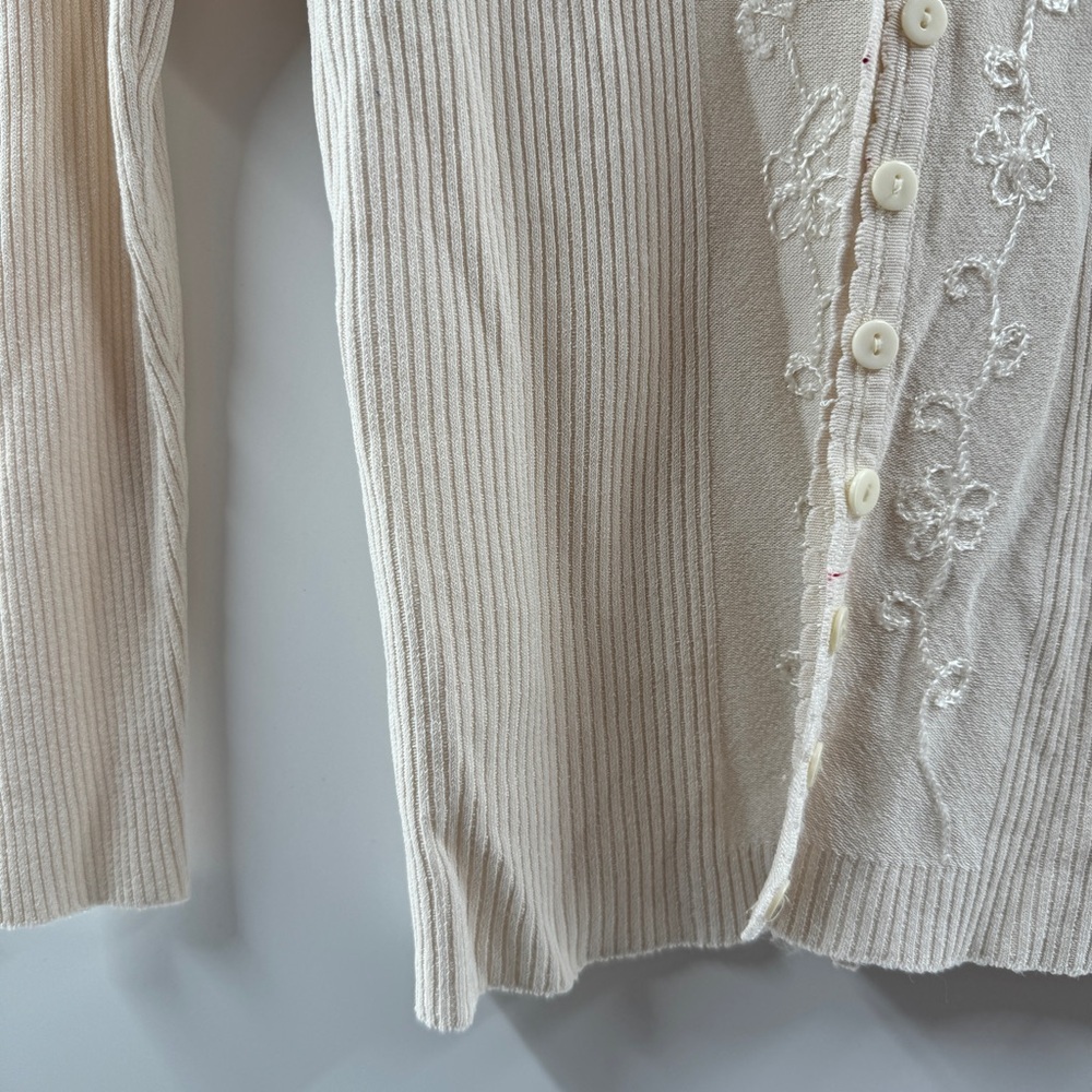 Ivory / Cream Lightweight Ribbed Sweater – Floral Embroidery, Button Front, S/M - Picture 4 of 7
